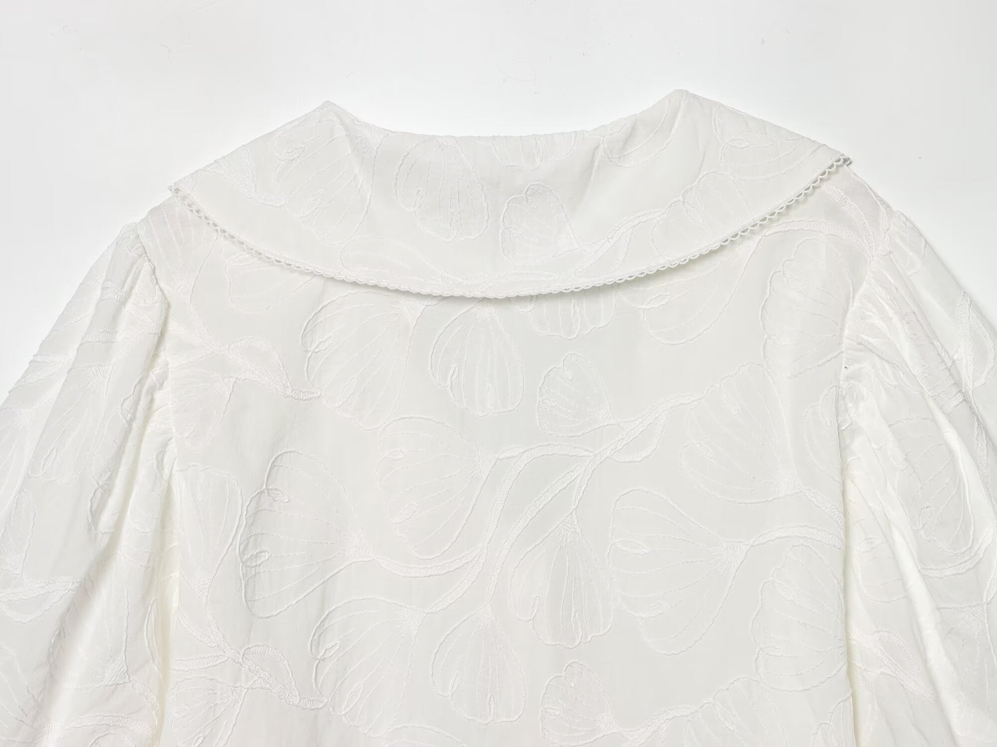 Women's new small round Neck embroidered shirt