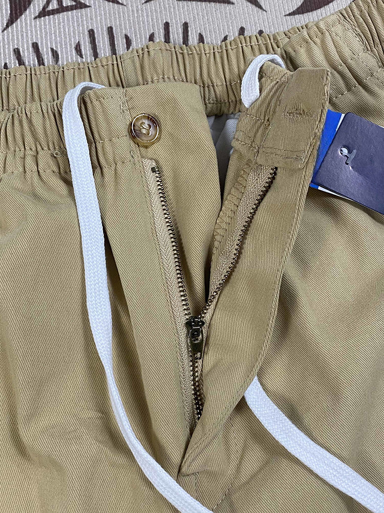 Men and women with the same new Joker couple style elastic waist zipper casual shorts.
