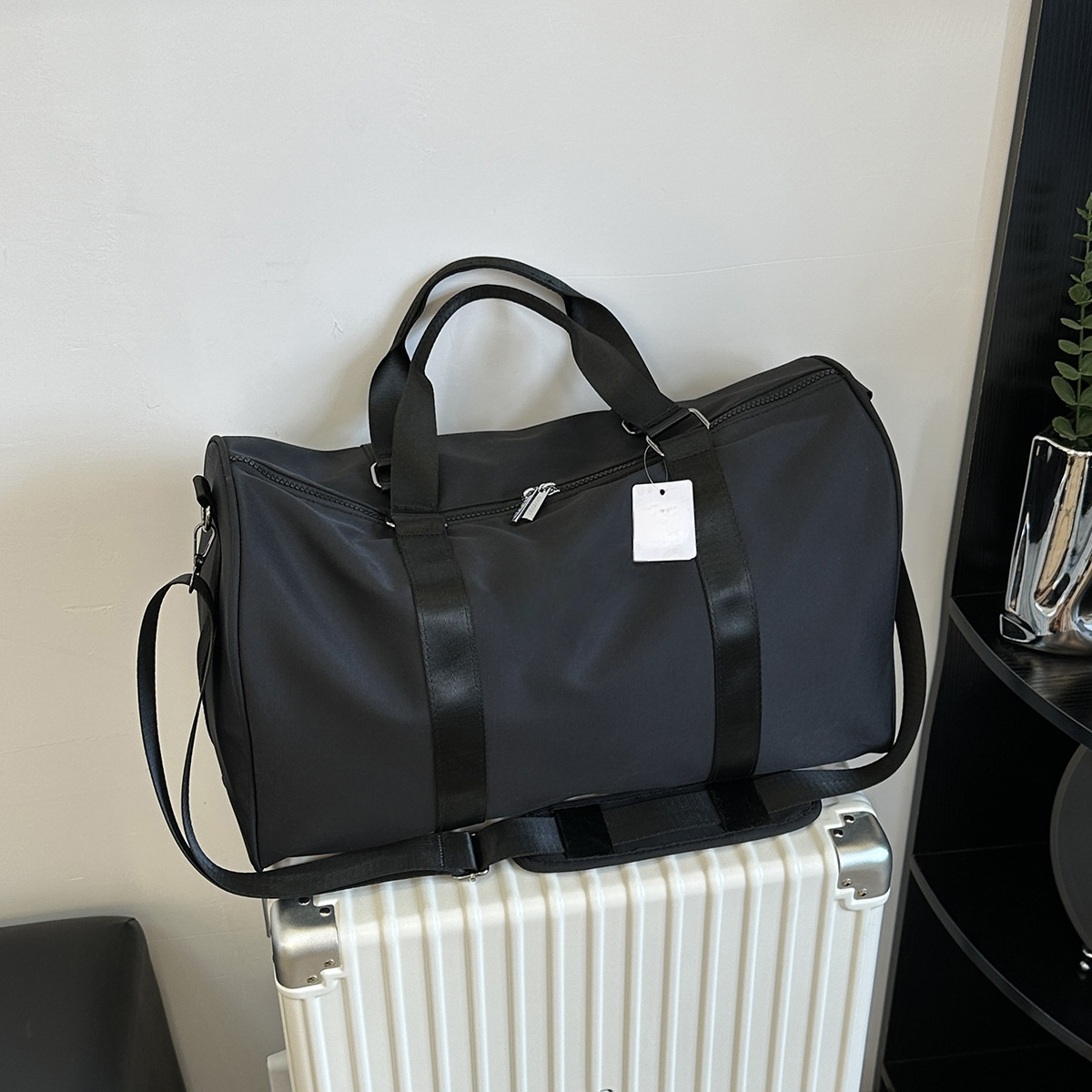 Men's and Women's Fitness Bags, Portable Training Bags, Sports Bags, Independent Shoes, Large-capacity Travel Bags.